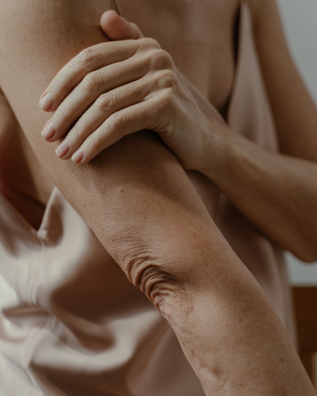 Mano appoggiata sul braccio, vicino al gomito