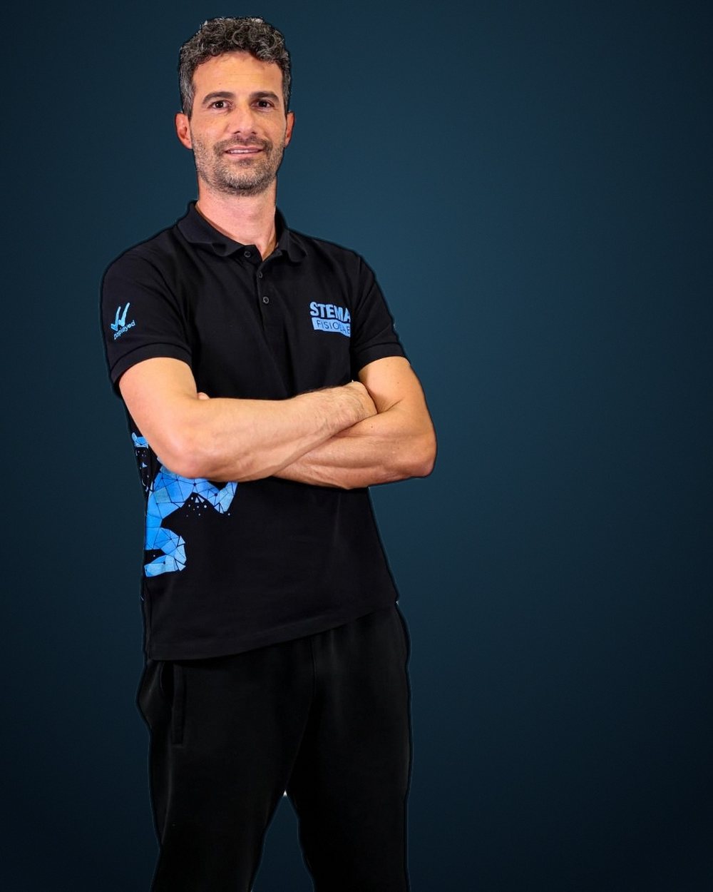 Mario Raso, fisioterapista, in piedi a braccia conserte
